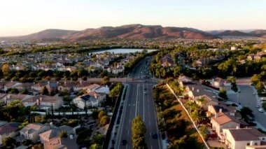 Günbatımında modern yerleşim birimlerinin hava görüntüsü