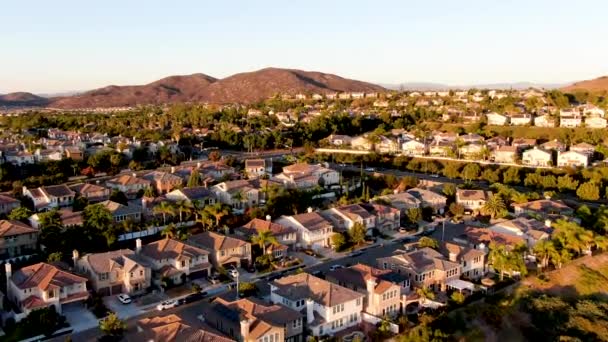 Vista aérea de la subdivisión residencial moderna durante la puesta del sol — Vídeo de stock