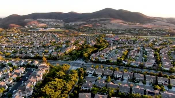 Veduta aerea della suddivisione moderna residenziale durante il tramonto — Video Stock