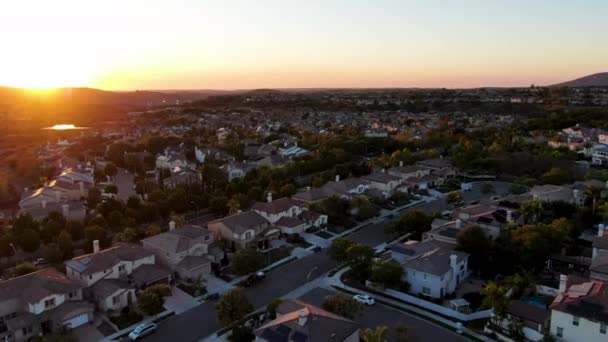 Vista aérea de la subdivisión residencial moderna durante la puesta del sol — Vídeo de stock