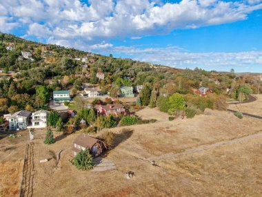 Cuyamaca Gölü 'nün havadan görünüşü ve pansiyonlar, California, Usa
