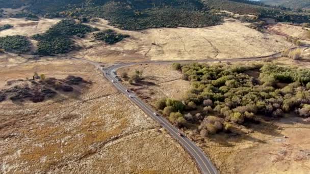 Vista aérea da pequena estrada com carro ao lado do Lago Cuyamaca, Califórnia, EUA — Vídeo de Stock