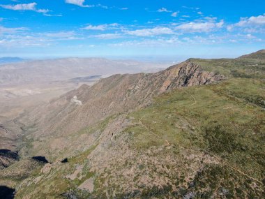 Kurak sonbahar sezonunda Laguna Dağları, Kaliforniya