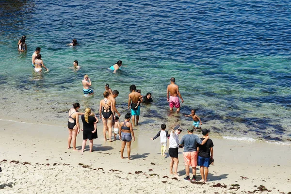 海滩游客在拉乔拉湾享受阳光灿烂的一天 — 图库照片