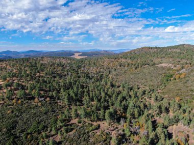 Kurak sonbahar sezonunda Pine Valley, Kaliforniya