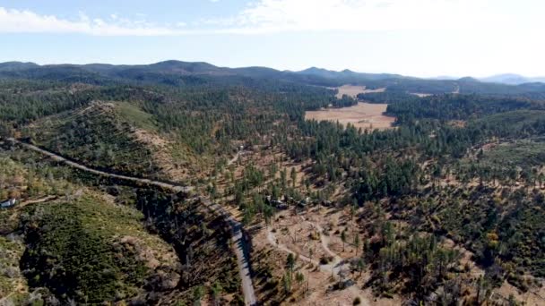 Kleine asfaltweg in Laguna Mountains, Zuid-Californië — Stockvideo