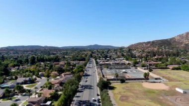 San Diego 'nun banliyösündeki Poway şehrinin hava manzarası