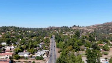 San Diego 'nun banliyösündeki Poway şehrinin hava manzarası