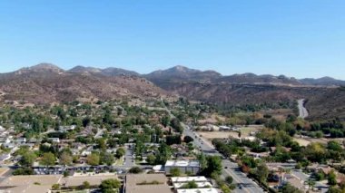 San Diego 'nun banliyösündeki Poway şehrinin hava manzarası