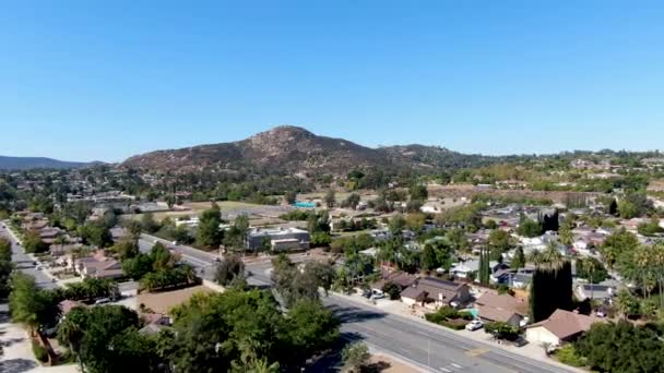 Вид с воздуха на небольшой город Поуэй в пригороде округа Сан-Диего — стоковое видео