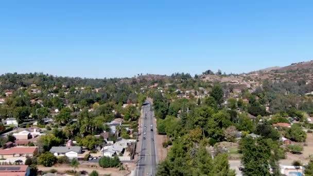 Вид с воздуха на небольшой город Поуэй в пригороде округа Сан-Диего — стоковое видео