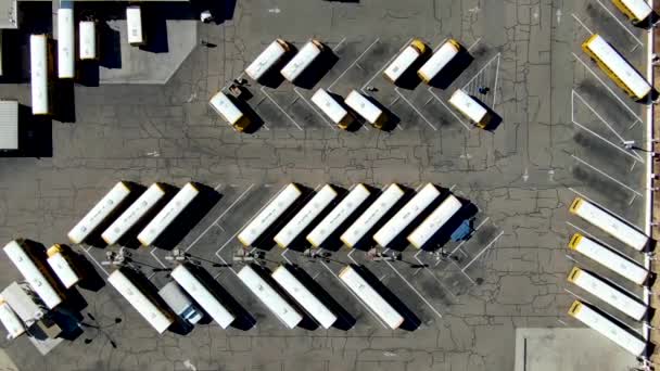 Widok z lotu ptaka na parking dla autobusów i samochodów ciężarowych. — Wideo stockowe