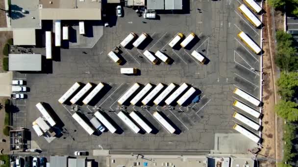 Вид с воздуха на парковку для автобусов и грузовиков .