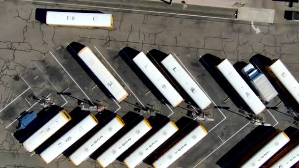 Вид з повітря на стоянку для авто і вантажівок . — стокове відео