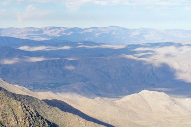 Kurak sonbahar sezonunda Laguna Dağları, Kaliforniya