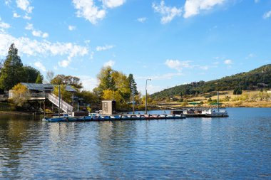 Cuyamaca Gölü, Kaliforniya, Usa 'da küçük teknesi olan küçük bir iskele.