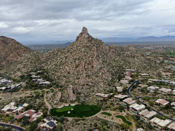 Luftaufnahme über Golfplatz und Luxusvillen, Scottsdale — Stockfoto