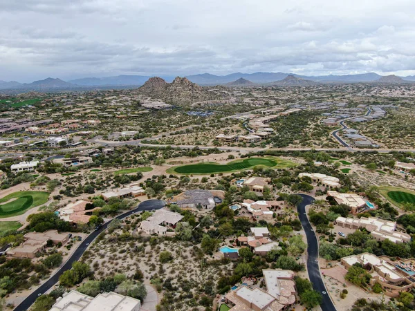 Luftaufnahme über Golfplatz und Luxusvillen, Scottsdale — Stockfoto