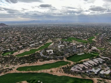 Golf sahasının ve lüks villaların üstündeki hava manzarası, Scottsdale