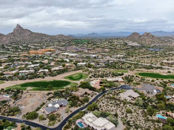 Luftaufnahme über Golfplatz und Luxusvillen, Scottsdale — Stockfoto