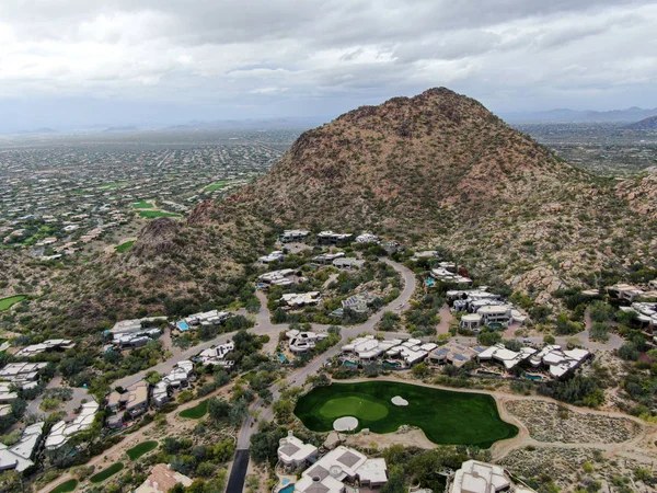 Luftaufnahme über Golfplatz und Luxusvillen, Scottsdale — Stockfoto