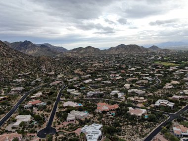 Lüks villaların ve dağların havadan görünüşü, Scottsdale