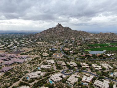 Lüks villaların ve dağların havadan görünüşü, Scottsdale
