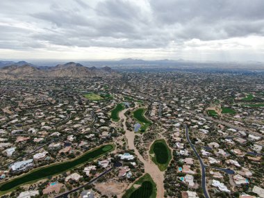 Golf sahasının ve lüks villaların üstündeki hava manzarası, Scottsdale