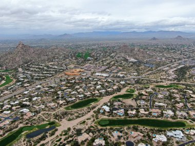 Golf sahasının ve lüks villaların üstündeki hava manzarası, Scottsdale