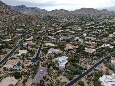 Lüks villaların ve dağların havadan görünüşü, Scottsdale