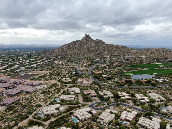 Luftaufnahme von Luxusvillen und Berg, Scottsdale — Stockfoto