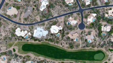 Golf sahasının ve lüks villaların üstündeki hava manzarası, Scottsdale