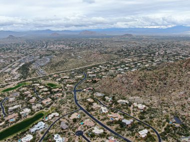 Golf sahasının ve lüks villaların üstündeki hava manzarası, Scottsdale
