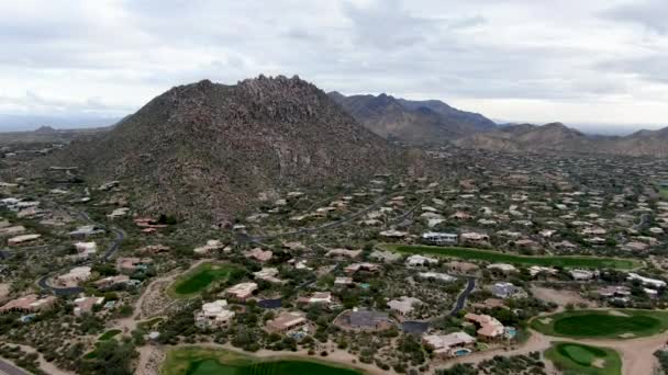 Luftaufnahme über Golfplatz und Luxusvillen, Scottsdale — Stockvideo
