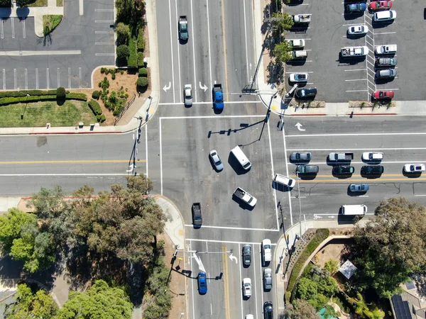 Vista aérea da estrada de cruzamento em Poway, Condado de San Diego, EUA — Fotografia de Stock