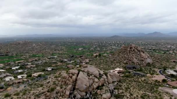 Vista aérea de villas de lujo y montaña, Scottsdale — Vídeo de stock