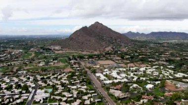 Lüks villaların ve dağların havadan görünüşü, Scottsdale