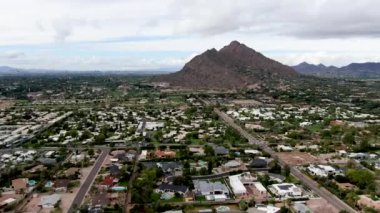 Lüks villaların ve dağların havadan görünüşü, Scottsdale