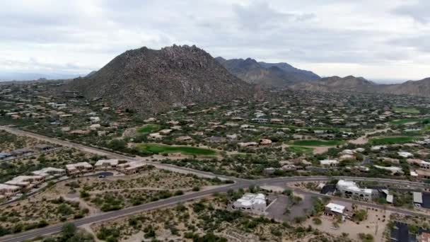 Vista aérea de villas de luxo e montanha, Scottsdale — Vídeo de Stock