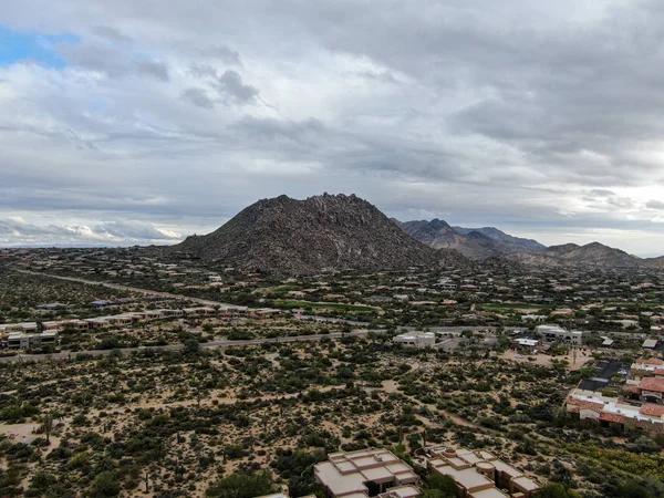 Vista aérea de moradias upscal de luxo ao lado da montanha, Scottsdale, Arizona — Fotografia de Stock