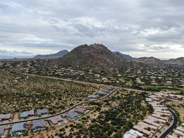 Vista aérea de moradias upscal de luxo ao lado da montanha, Scottsdale, Arizona — Fotografia de Stock