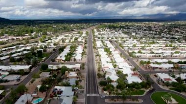 Arizona 'daki Scottsdale çöl şehrinin havadan görünüşü. Eyalet başkenti Phoenix' in doğusu.. 