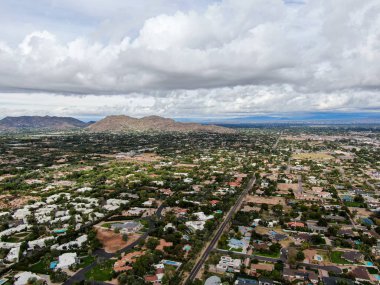 Arizona 'daki Scottsdale çöl şehrinin havadan görünüşü. Eyalet başkenti Phoenix' in doğusu.. 