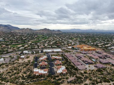Arizona 'daki Scottsdale çöl şehrinin havadan görünüşü. Eyalet başkenti Phoenix' in doğusu.. 