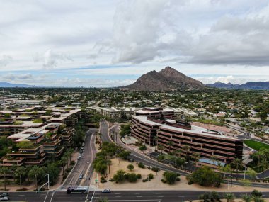 Arizona 'daki Scottsdale çöl şehrinin havadan görünüşü. Eyalet başkenti Phoenix' in doğusu.. 