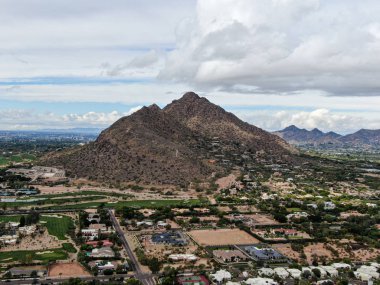 Arizona 'daki Scottsdale çöl şehrinin havadan görünüşü. Eyalet başkenti Phoenix' in doğusu.. 