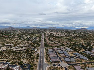 Arizona 'daki Scottsdale çöl şehrinin havadan görünüşü. Eyalet başkenti Phoenix' in doğusu.. 