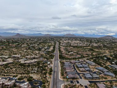 Arizona 'daki Scottsdale çöl şehrinin havadan görünüşü. Eyalet başkenti Phoenix' in doğusu.. 