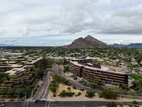 Luftaufnahme der Wüstenstadt Scottsdale in Arizona östlich der Hauptstadt Phoenix. — Stockfoto