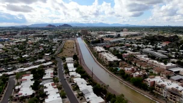 Letecký pohled na Scottsdale s malou řekou, pouštní město v Arizoně východně od hlavního města státu Phoenix. — Stock video